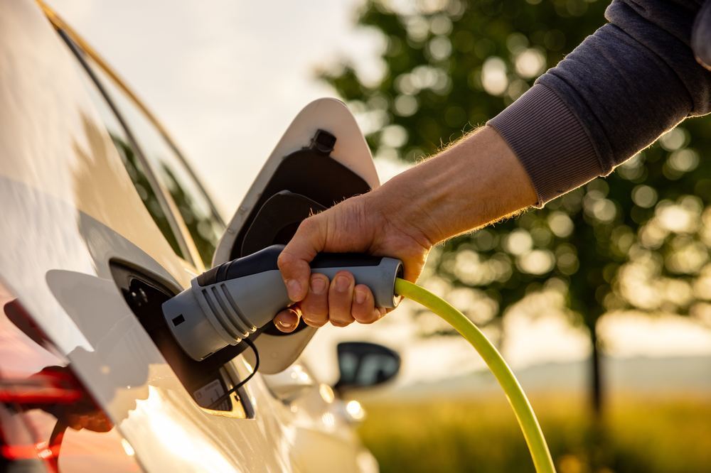 huk-ratgeber-headerbild-ladestecker-e-auto