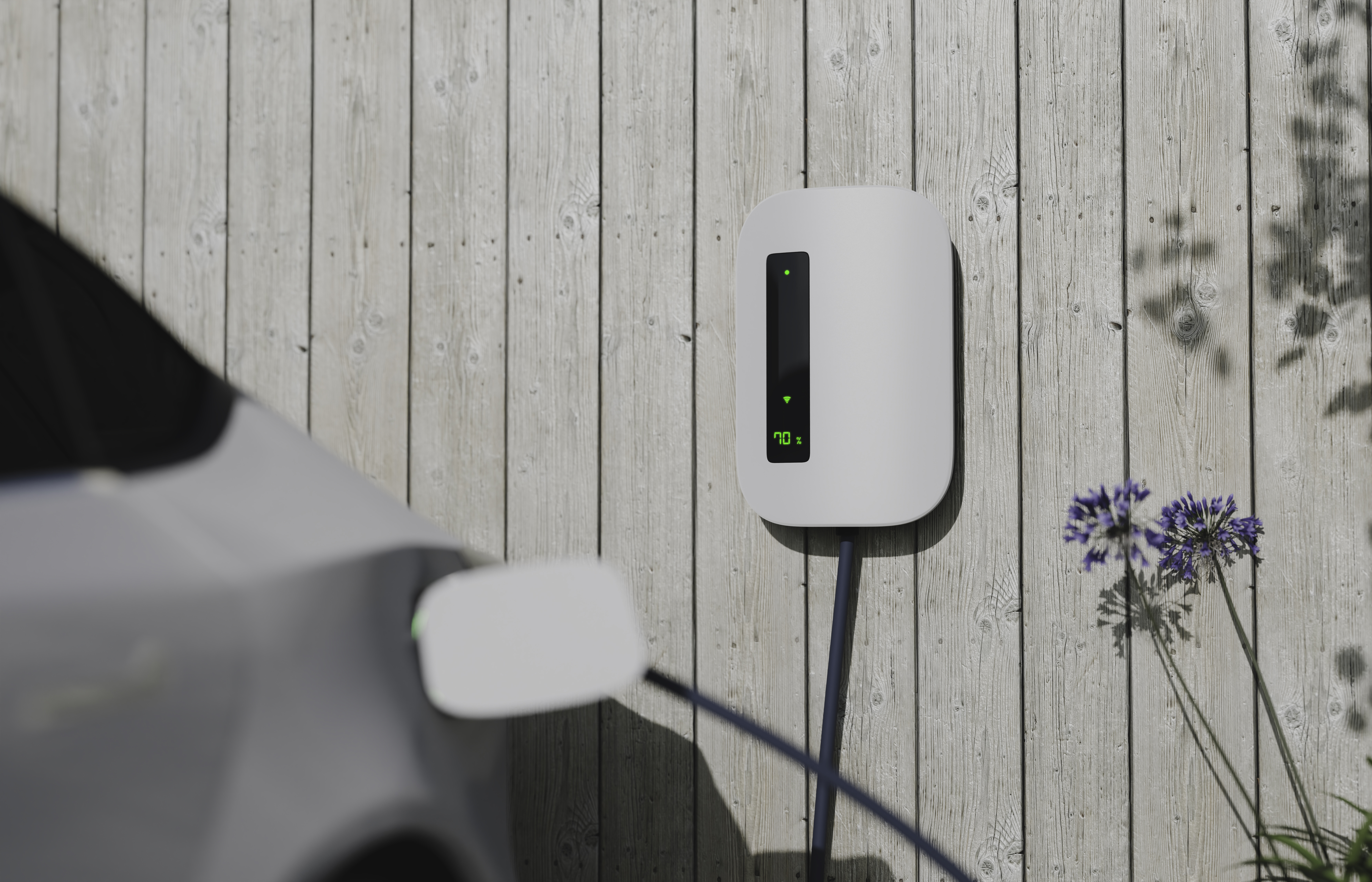 Moderne Wallbox mit Display ermöglicht günstiges und effizientes Laden des Elektroautos zu Hause.